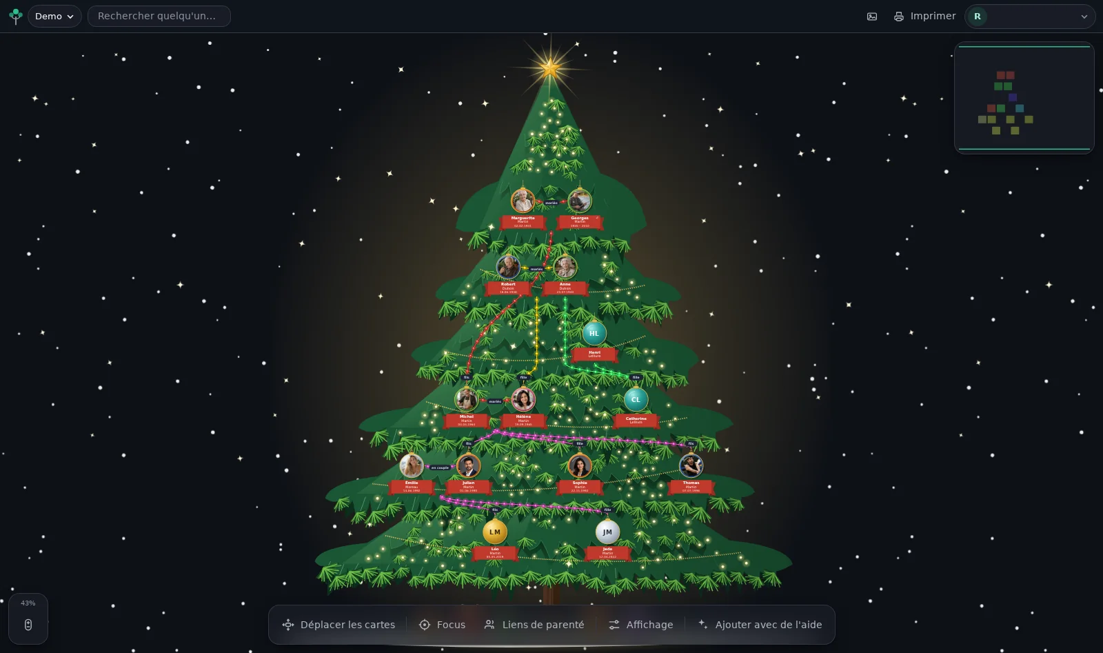 L'application SukuTree avec toute la famille en sapin de Noël : les portraits dans des boules, des guirlandes lumineuses et une étoile au sommet.